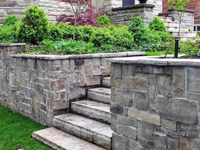 Outdoor living seating wall in Nashville